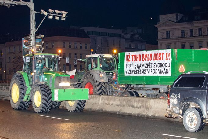 Protest části zemědělců s traktory v Praze na magistrále a před ministerstvem zemědělství, 19. 2. 2024.