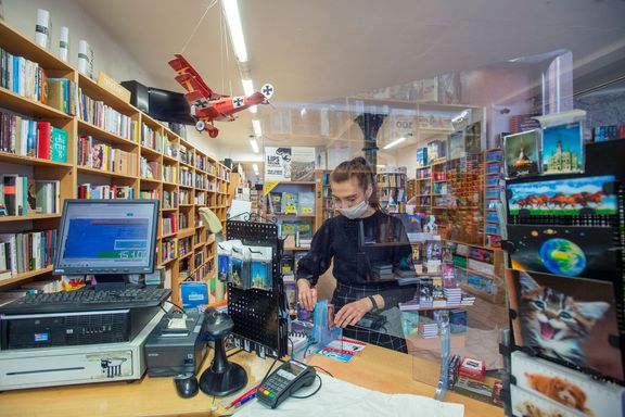 Příprava na znovuotevření libereckého knihkupectví Fryč.