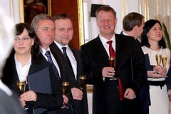 Ministr Němeček staví. Účty srovná úsporami od manželky