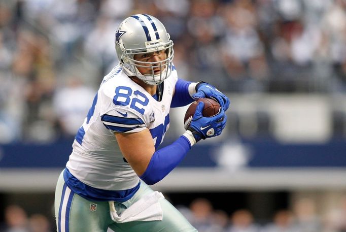 Jason Witten, tight end týmu Dallas Cowboys, utíká se šiškou v zápase s  New Orleans Saints.