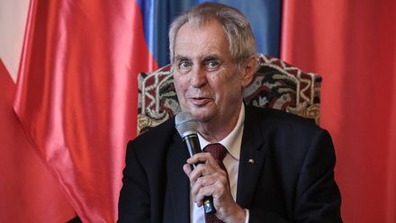 Pro Babiše je vztah se Zemanem klíčový, ale ten ho bere jako úředníka, říká Honzejk