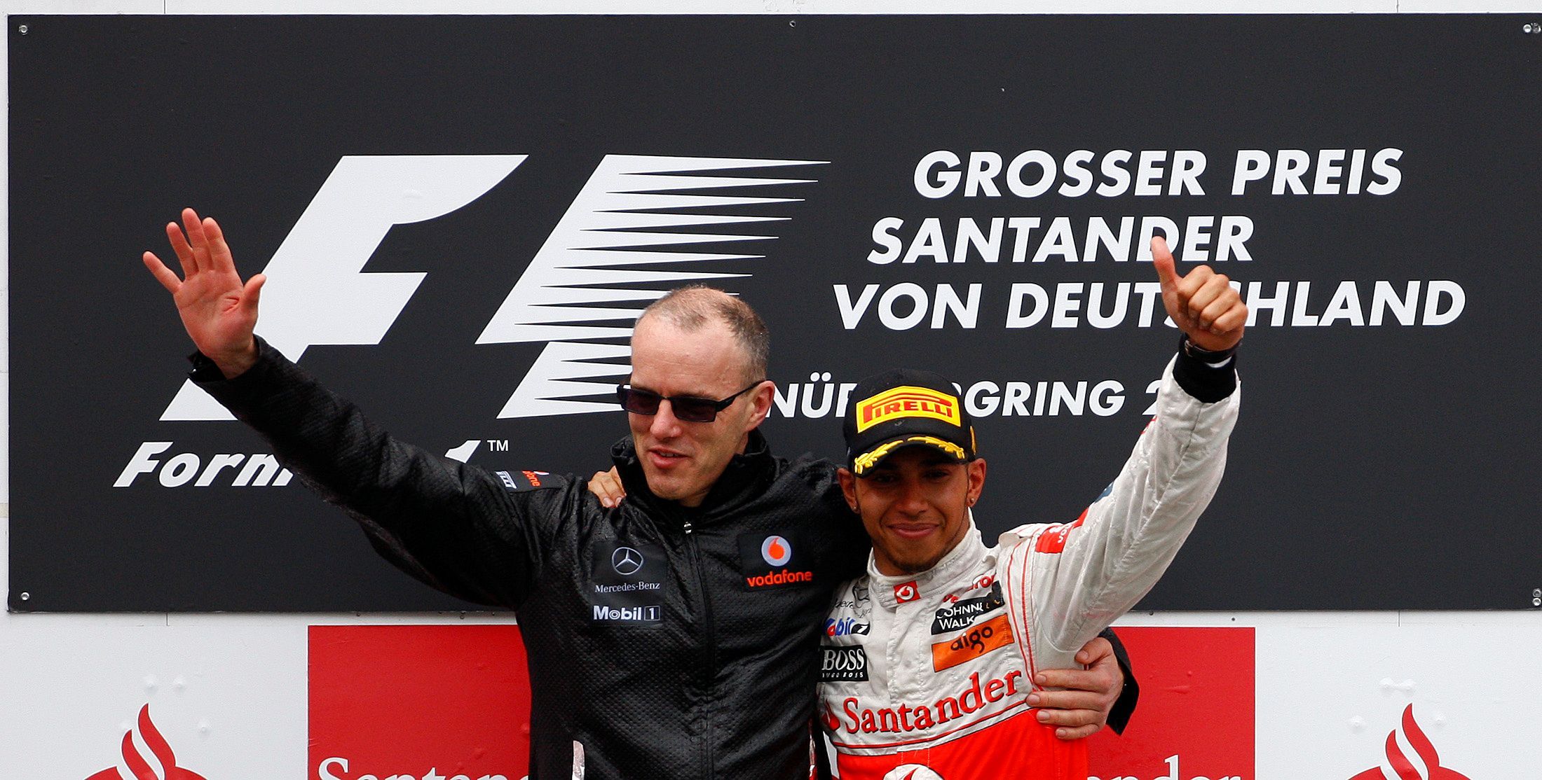 Simon Roberts a Lewis Hamilton z McLarenu slaví triumf v GP Německa 2011