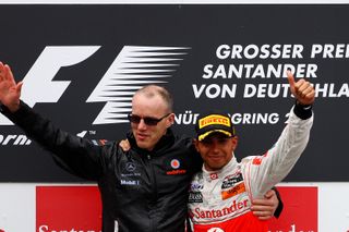 Simon Roberts a Lewis Hamilton z McLarenu slaví triumf v GP Německa 2011