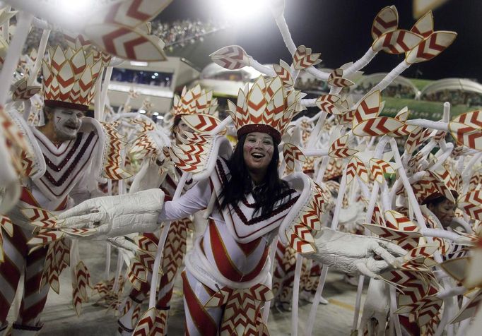 Revellers from the Imperatriz Leopoldinense samba school participate during the annual carnival parade in Rio de Janeiro's Sambadrome, February 12, 2013. REUTERS/Pilar Olivares (BRAZIL - Tags: SOCIETY) Published: Úno. 12, 2013, 6:11 dop.