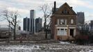 A vacant, boarded up house is seen in the once thriving Brush Park neighbourhood with the downtown Detroit skyline behind it in Detroit, Michigan in this March 3, 2013 file photo. Detroit filed the largest-ever municipal bankruptcy in U.S. history on July 18, 2013, marking a new low for a city that was the cradle of the U.S. automotive industry and setting the stage for a costly court battle with creditors. To match story USA-DETROIT/ REUTERS/Rebecca Cook/Files (UNITED STATES - Tags: CITYSCAPE REAL ESTATE BUSINESS POLITICS) Published: Čec. 18, 2013, 10:42 odp.