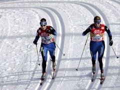 Závod na 15 km klasicky s hromadným startem opanovaly Finky. Vpravo je pozdější vítězka Virpi Kuitunenová, vedle ní druhá Aino Kaisa Saarinenová.