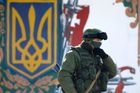Ministr obrany Sergej Šojgu označil fotografie a videa, na nichž jsou vojáci s armádním vybavením, za "absolutní blbost".