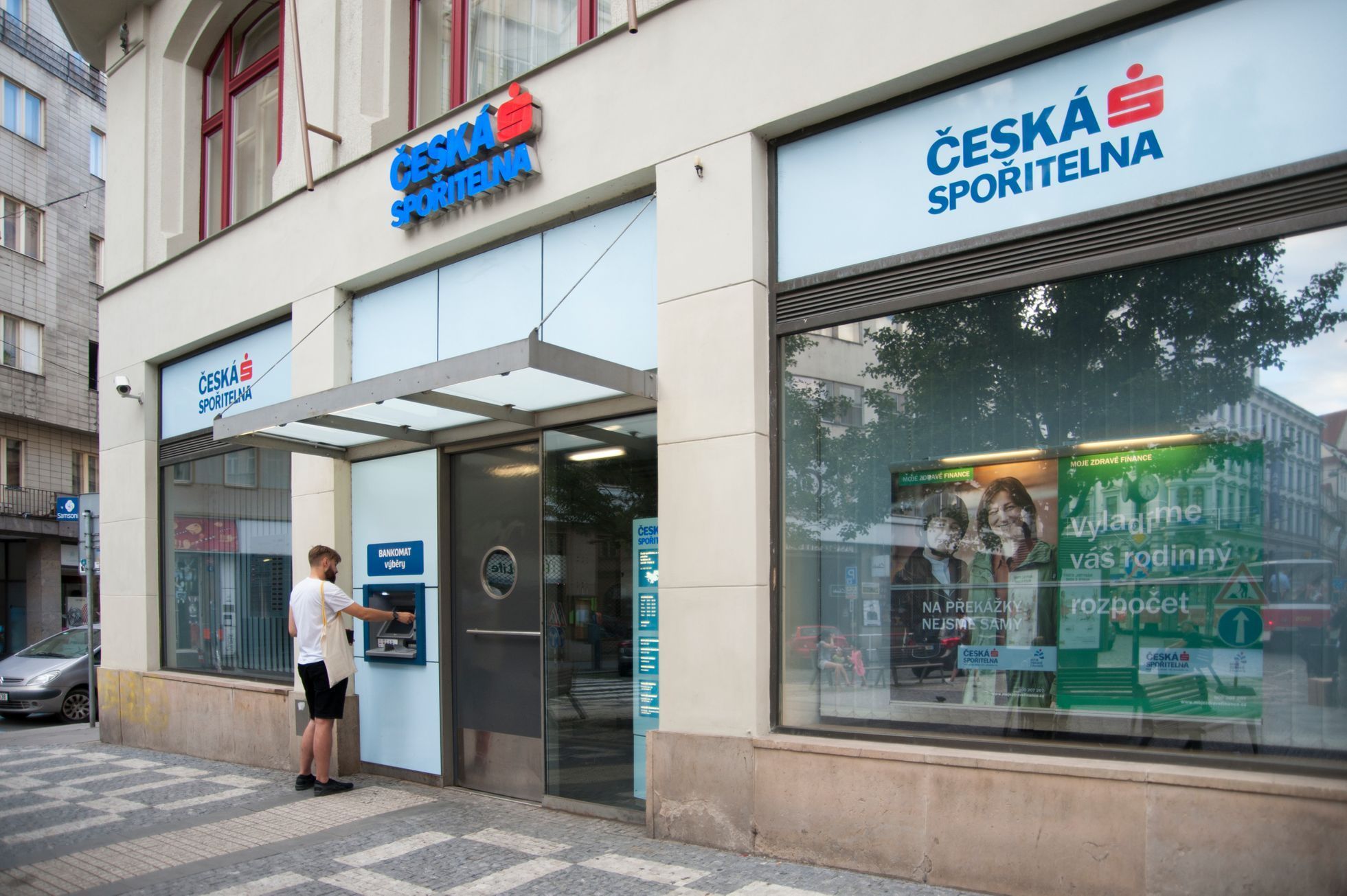 ilustrační fotografie, banka, Česká spořitelna, bankomat, 2017