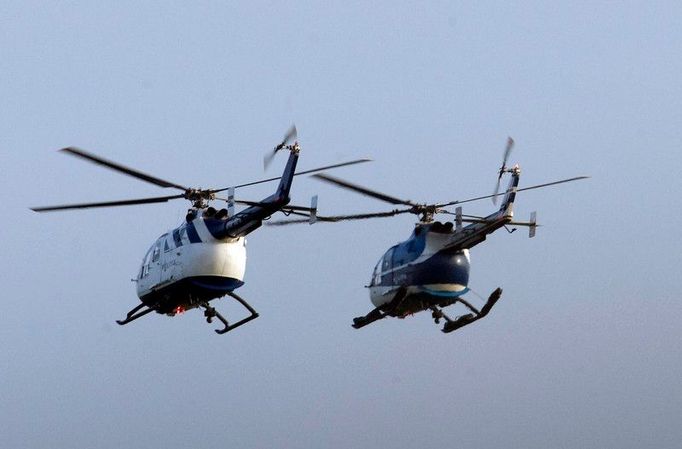 Policejní helikoptéry odlétají z letiště v Rotterdamu.