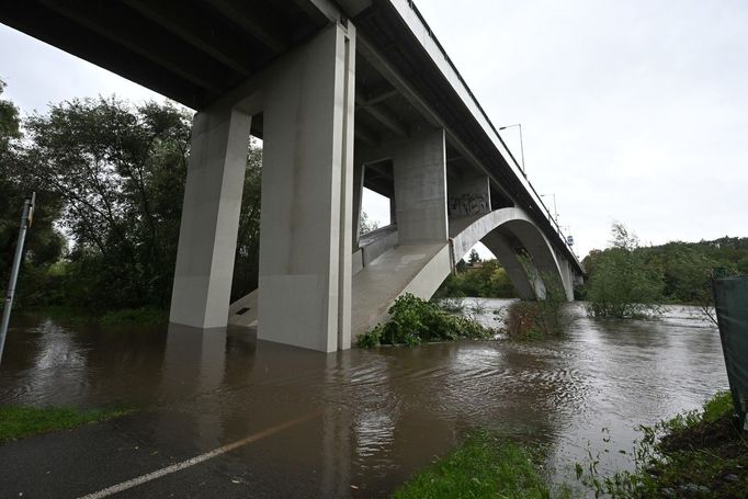 Po extrémních srážkách se zvedla hladina řeky Vltavy, fotka je ze Zbraslavi a je na ní rozvodněná Vltava pod mostem Závodu míru.