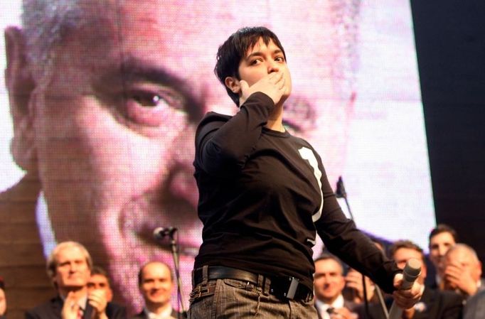 Marija Serifovic, the winner of 2007 Eurovision Song Contest, takes part in Serbia's ultra-nationalist Radical Party acting leader Tomislav Nikolic's final pre-election rally in Belgrade January 15, 2008. Serbian presidential elections considered crucial for Serbia as it stands to choose whether to press on with pro-Western integration or return to the nationalist past of the Milosevic era are scheduled for January 20. REUTERS/Ivan Milutinovic (SERBIA)