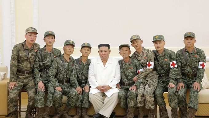 Severokorejský diktátor Kim Čong-un s armádními zdravotníky.