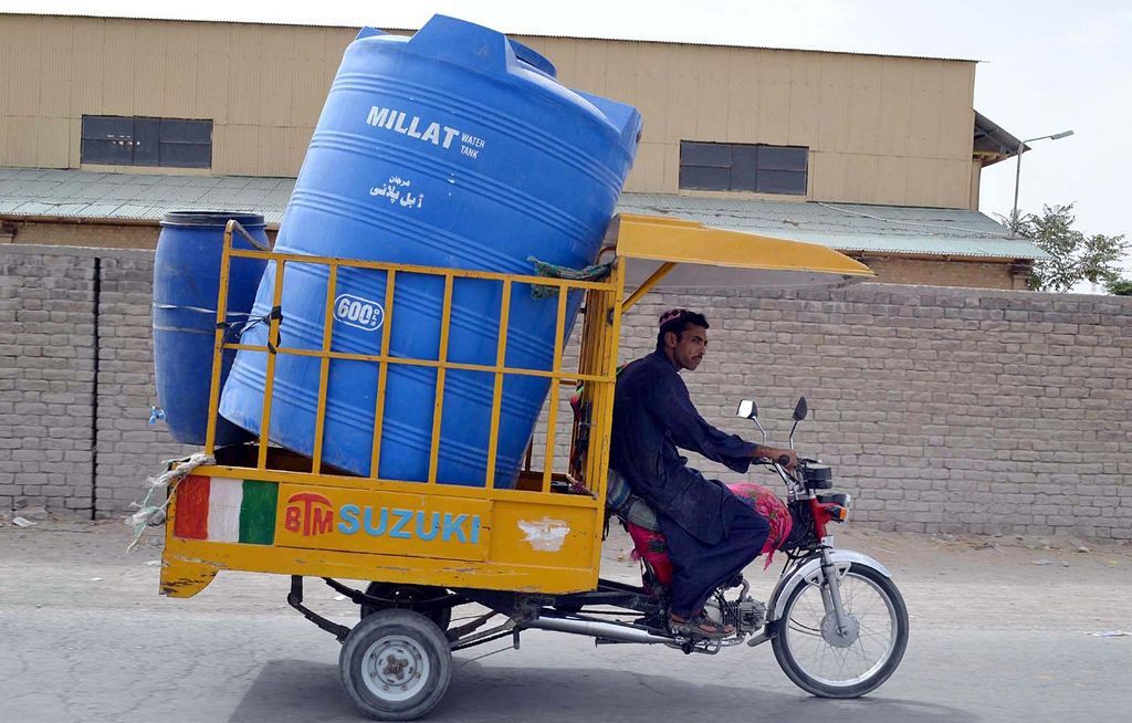 Ne pro články! Fotogalerie: Přetížení navzdory. Tak se v dopravě riskuje s nadměrným nákladem. / Pakistán