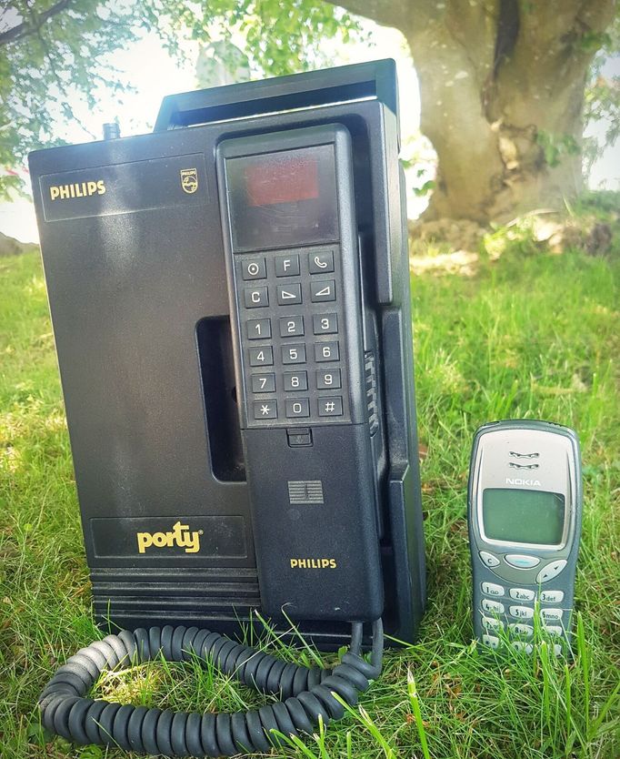 Porovnání telefonu Philips Porty BSA 51-2 z roku 1989 a mobilního telefonu Nokia z roku 1999.