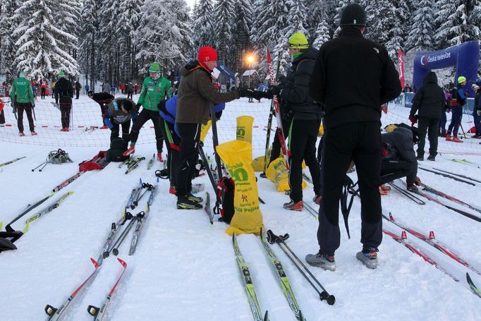 Krátce po rozbřesku už bylo na startu Jizerské 50 pořádně živo.