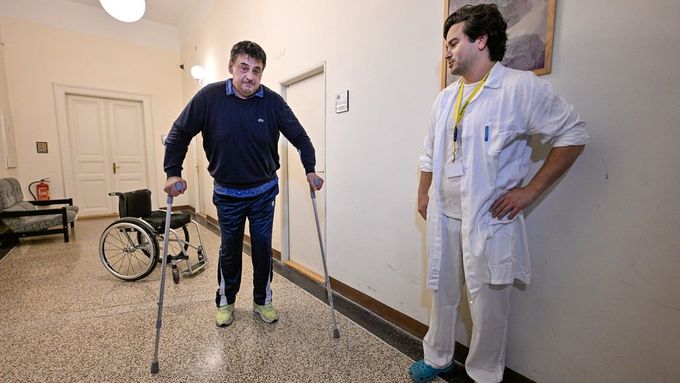 Pacient Tomáš Svášek předvádí novinářům chůzi poté, co po letech na invalidním vozíku začal opět chodit.
