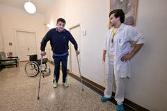 Po letech na vozíku začal opět chodit. Čeští lékaři muži připojili na míchu elektrodu