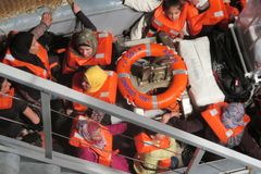 Italové zachránili šest tisíc uprchlíků. Přes Středozemní moře jich připlouvá stejně jako loni
