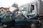 Osobní auto se srazilo s náklaďákem u Býště, řidička zemřela