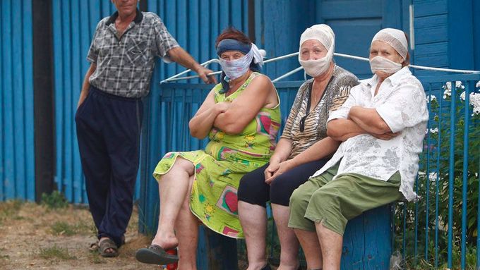 Ženy se snaží chránit se před štiplavým dýmem, kterým je prosycen vzduch obce Vilja v Nižném Novgorodě. Kolem obce zuří lesní požáry.