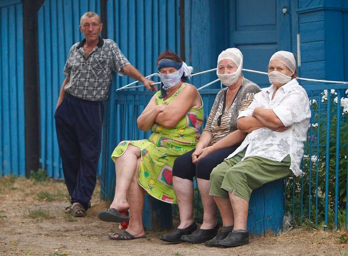 Ženy se snaží chránit se před štiplavým dýmem, kterým je prosycen vzduch obce Vilja v Nižném Novgorodě. Kolem obce zuří lesní požáry.