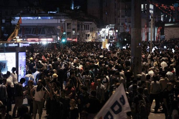 Demonstrace na istanbulském náměstí Taksím očima tureckého fotografa