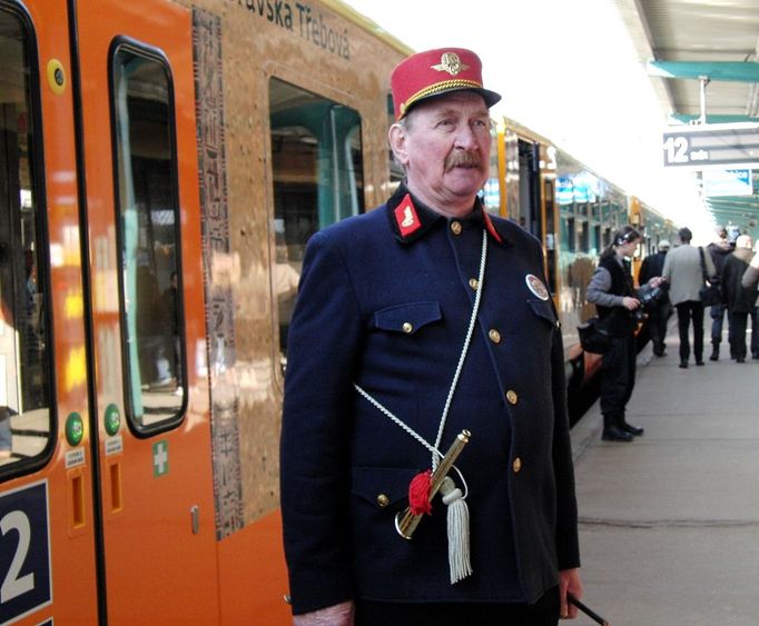 Ve středu 7. března 2012 se na pardubickém nádraží konala velká slavnost. Slavnost polepených vlaků, dalo by se říct. Na trať poprvé vyjely regionální vlaky Regionova s polepy, které mají propagovat Pardubický kraj.