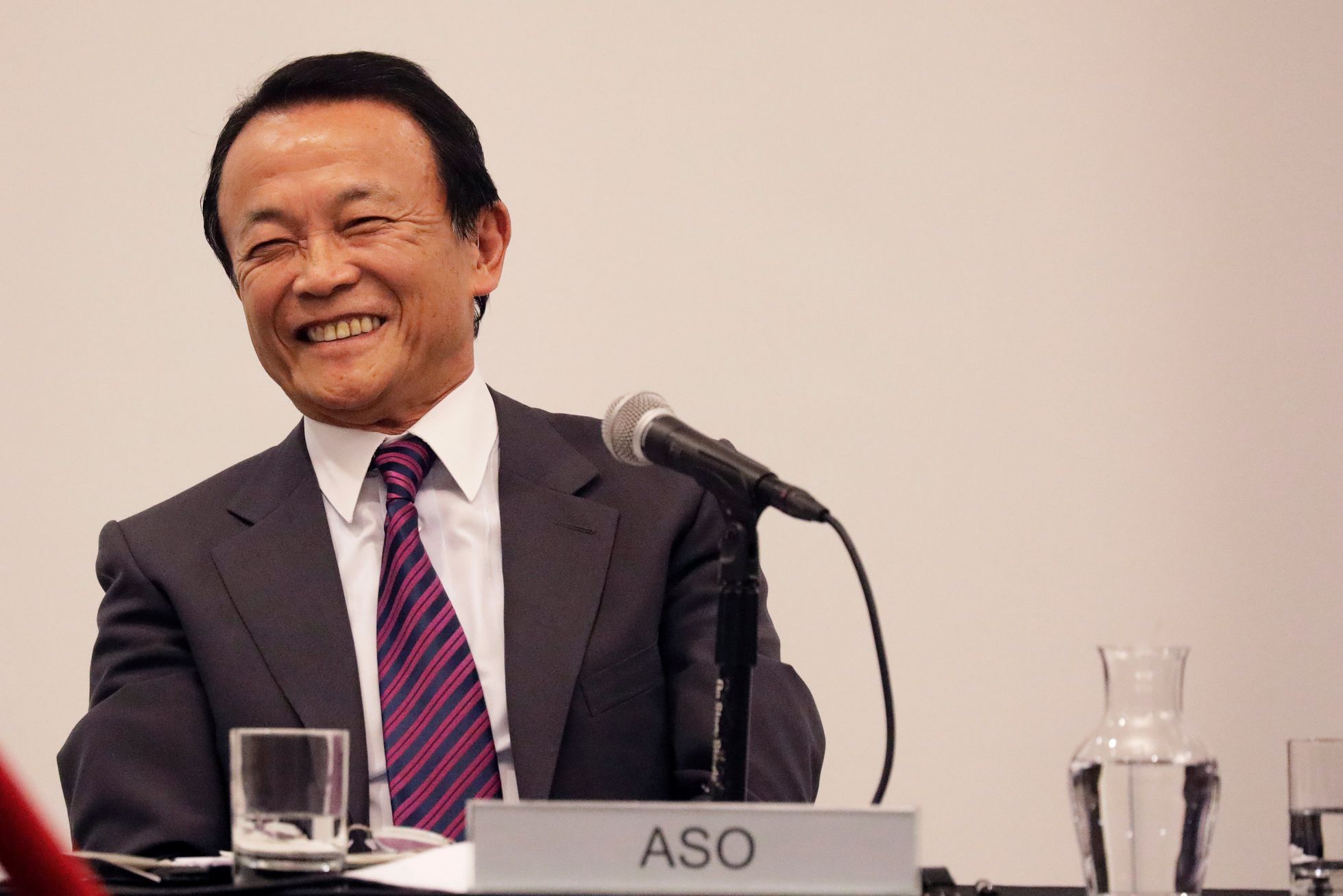 Taro Aso ministr financí Japonsko politik úsměv smích