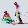 Priska Nuferová a Mikaela Shiffrinová¨po pádu v kombinačním slalomu na ZOH 2022 v Pekingu
