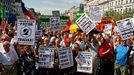 Na místo demonstrace dorazilo přibližně tisíc protestujích lidí. Později se scházeli další, tak jako přibývalo přihlížejících a zvědavých turistů.