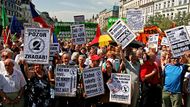 Na místo demonstrace dorazilo přibližně tisíc protestujích lidí. Později se scházeli další, tak jako přibývalo přihlížejících a zvědavých turistů.