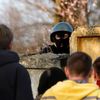 Ukrajinský voják a proruští demonstranti - Kramtorsk - 15. dubna 2014