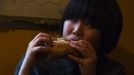 Ritsuko Hatanaka, 23, a practising 'freegan', eats a sandwich made from scavenged food in Vancouver, British Columbia April 11, 2012. A 'Freegan' is someone who gathers edible food from the garbage bins of grocery stores or food stands that would otherwise have been thrown away. Freegans aim to spend little or no money purchasing food and other goods, not through financial need but to try to address issues of over-consumption and excess. Picture taken April 11, 2012. REUTERS/Ben Nelms (CANADA - Tags: SOCIETY) ATTENTION EDITORS PICTURE 12 OF 21 FOR PACKAGE 'DUMPSTER DIVING FOR FOOD' Published: Kvě. 15, 2012, 11:59 dop.