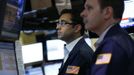 Traders work on the floor of the New York Stock Exchange June 1, 2012. REUTERS/Brendan McDermid (UNITED STATES - Tags: BUSINESS) Published: Čer. 1, 2012, 9:28 odp.