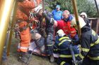 Dělník na Blanensku spadl do studny, vážně se zranil