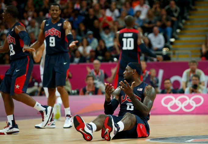 Americký basketbalista Lebron James reaguje na faul Argentinců v utkání skupiny A na OH 2012 v Londýně.