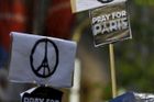 Listopad 2015: Islamisté útočí v Paříži, Zeman slaví listopad s extremisty