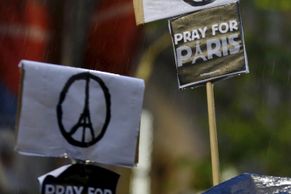 Listopad 2015: Islamisté útočí v Paříži, Zeman slaví listopad s extremisty