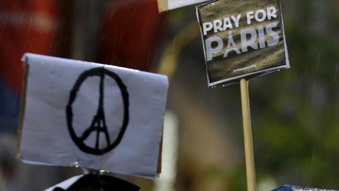 Obrazem: Den po hrůzné noci v Paříži. Svět truchlí, sdílet trikoloru znamená odhodlání