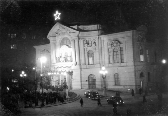 Tehdejší Divadlo maďarské lidové armády v Budapešti během otevření po rekonstrukci. Rok 1951