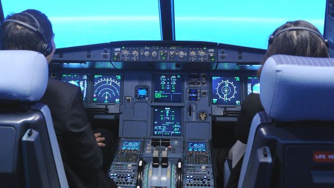 Pohled do pilotní kabiny Airbusu A320.