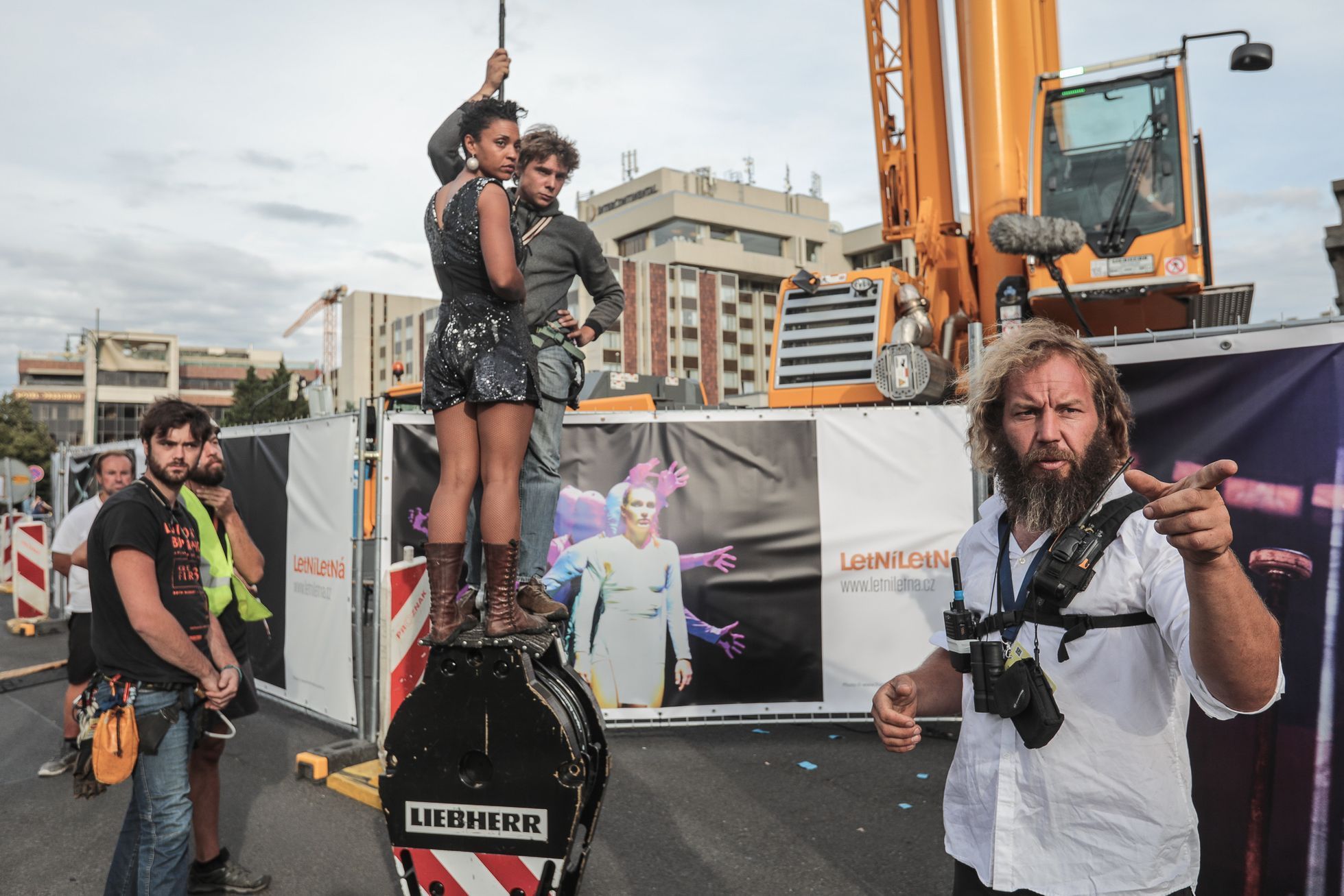 Francouzská provazochodkyně Tatiana-Mosio Bongongaová při přechodu přes Vltavu