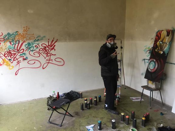 Streetartoví umělci si rekonstruují místnost ve vile, kde budou sídlit.