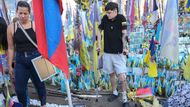 Alejandro Ospina, 23letý Kolumbijec přezdívaný „Justo“, stojí u části památníku věnované kolumbijským vojákům padlým na Ukrajině na náměstí Nezávislosti v Kyjevě. Ospina byl na frontě u Slovjansku v říjnu předchozího roku zasažen do nohy a stále se zotavuje.