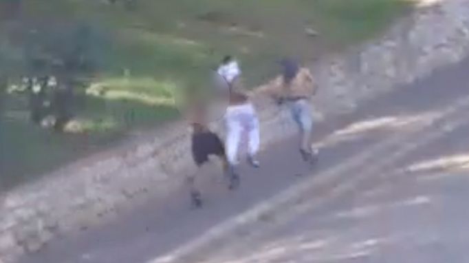 Trojice polonahých běžících mužů přepadla seniora v Žatci za bílého dne, vše zachytily kamery. Policie dopadla všechny tři pachatele, zveřejnila video.