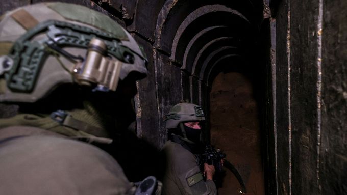 Izraelští vojáci operují v tunelu pod nemocnicí Šífa v Pásmu Gazy.
