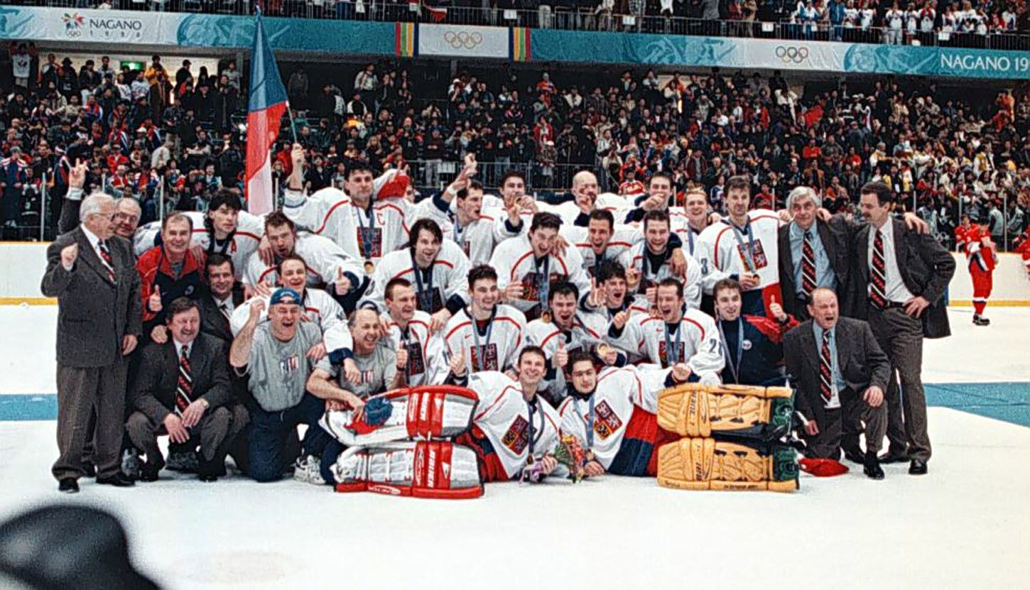 Archivní snímky z ZOH Nagano 1998 - hokej. Zlatý tým, týmová fotka