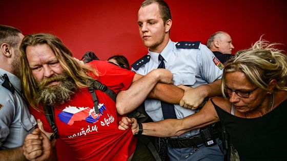 Toto je vítěz Czech Press Photo: Snímek výtržností u soudu odráží vzestup populismu