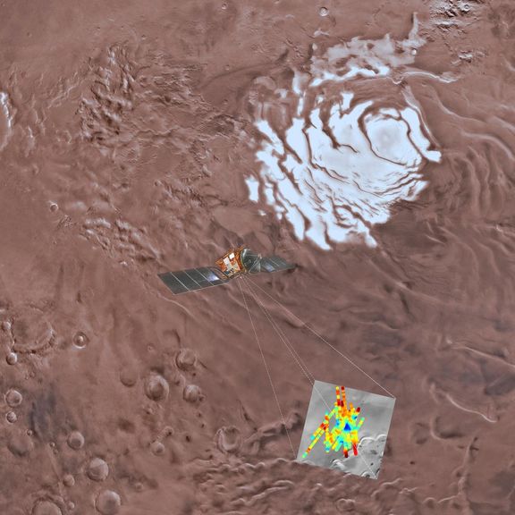 Snímek z jižní polokoule Marsu. Modrý trojúhelník značí oblast s vysokou odrazivostí. Vědci si to vykládají přítomností vody.