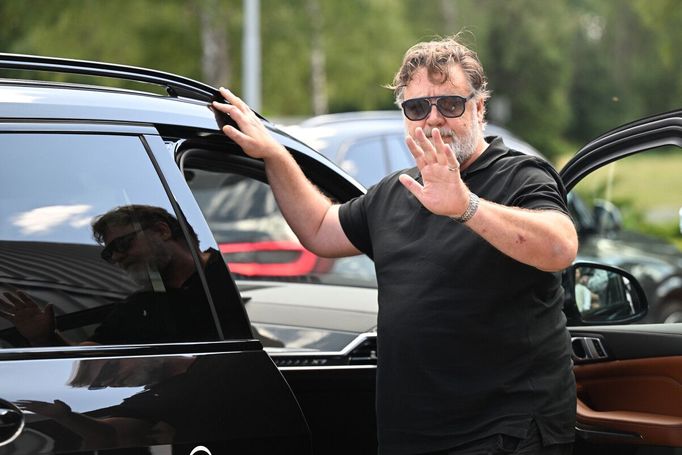 Russell Crowe po příletu do Karlových Varů.